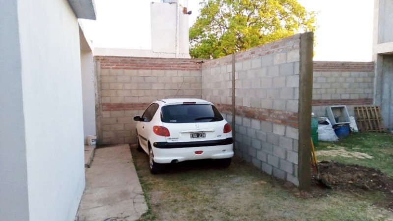 Se vende Local mas casa 2 dorm. frente al Parque Mainini