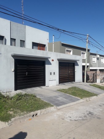 En venta dúplex dos dormitorios, quincho, cochera!