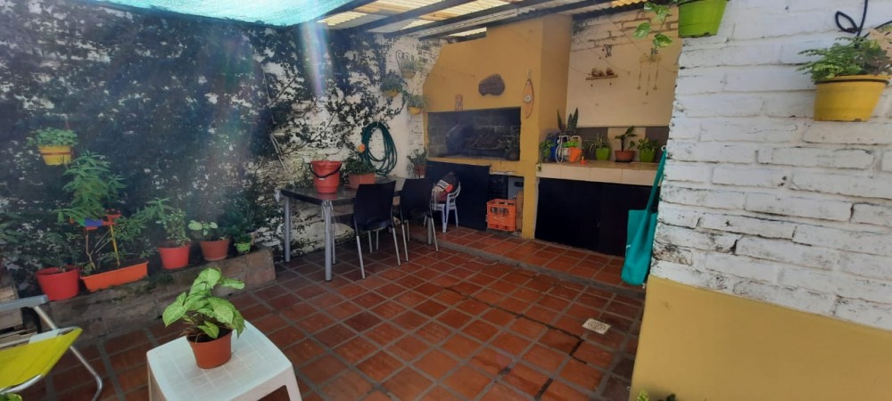 SE VENDE CASA 2 DORMITORIOS ZONA EX HIPODROMO