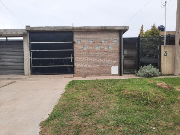 En venta casa  tres dormitorios, dos baños, cochera para tres autos, quincho !                                       