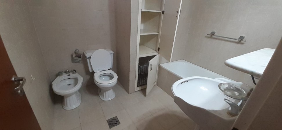 VENDO CASA CON COMPLEJO DE COCHERAS BARRIO MERCANTIL