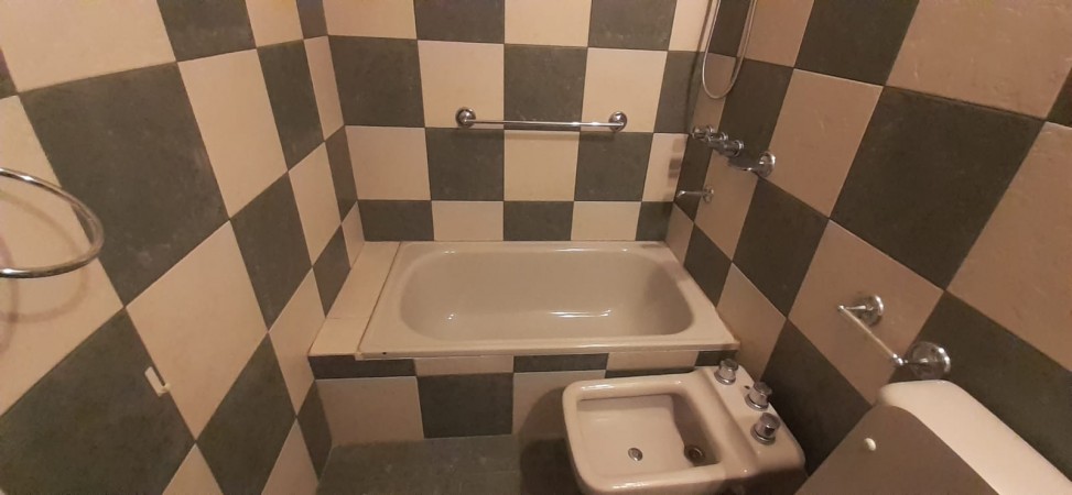 VENDO CASA CON COMPLEJO DE COCHERAS BARRIO MERCANTIL