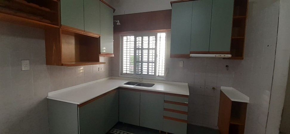 VENDO CASA CON COMPLEJO DE COCHERAS BARRIO MERCANTIL