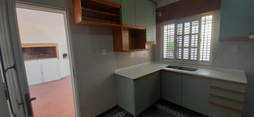 VENDO CASA CON COMPLEJO DE COCHERAS BARRIO MERCANTIL