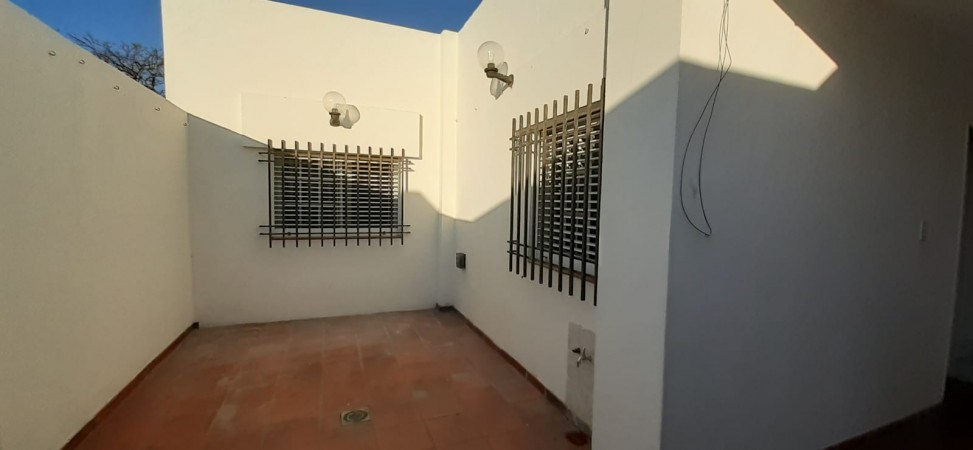 VENDO CASA CON COMPLEJO DE COCHERAS BARRIO MERCANTIL