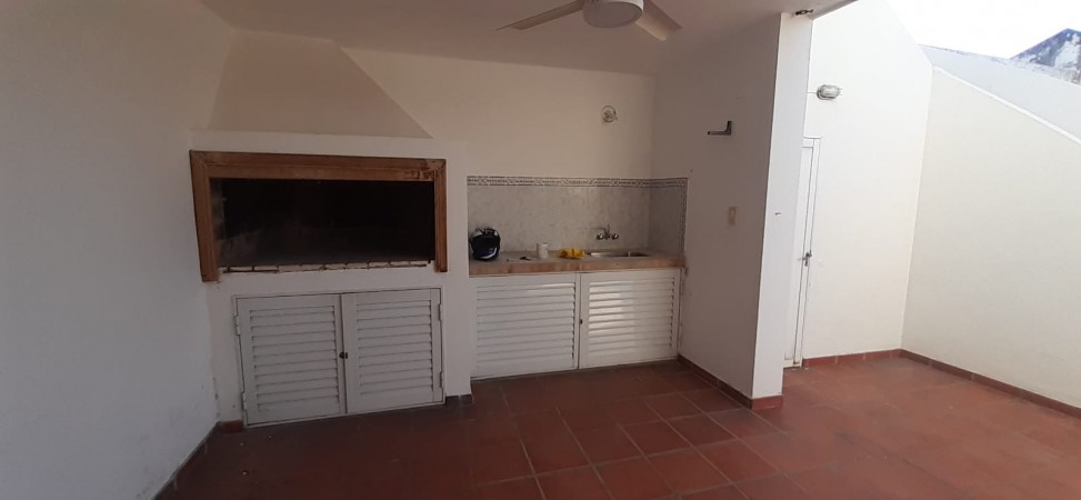 VENDO CASA CON COMPLEJO DE COCHERAS BARRIO MERCANTIL