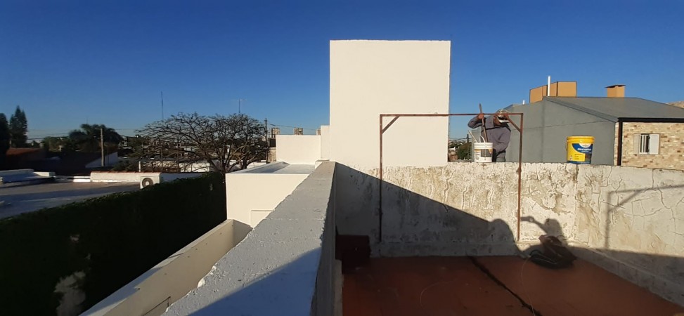 VENDO CASA CON COMPLEJO DE COCHERAS BARRIO MERCANTIL