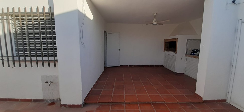 VENDO CASA CON COMPLEJO DE COCHERAS BARRIO MERCANTIL