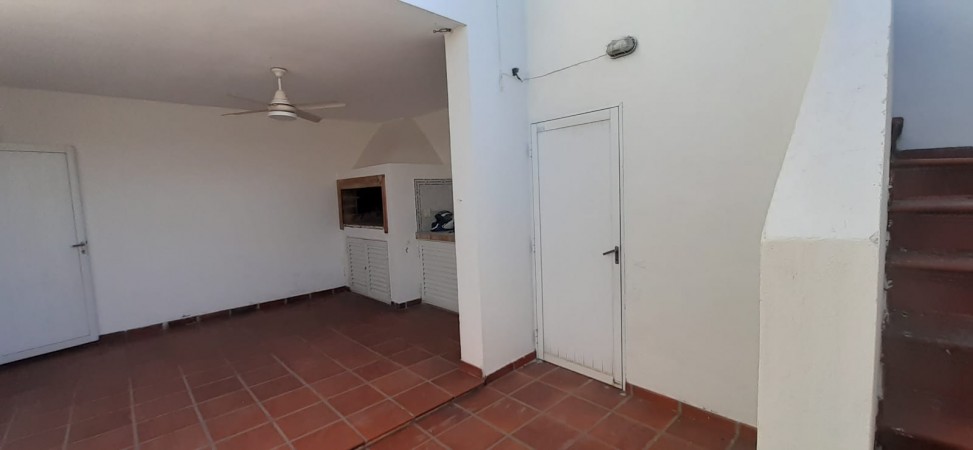 VENDO CASA CON COMPLEJO DE COCHERAS BARRIO MERCANTIL