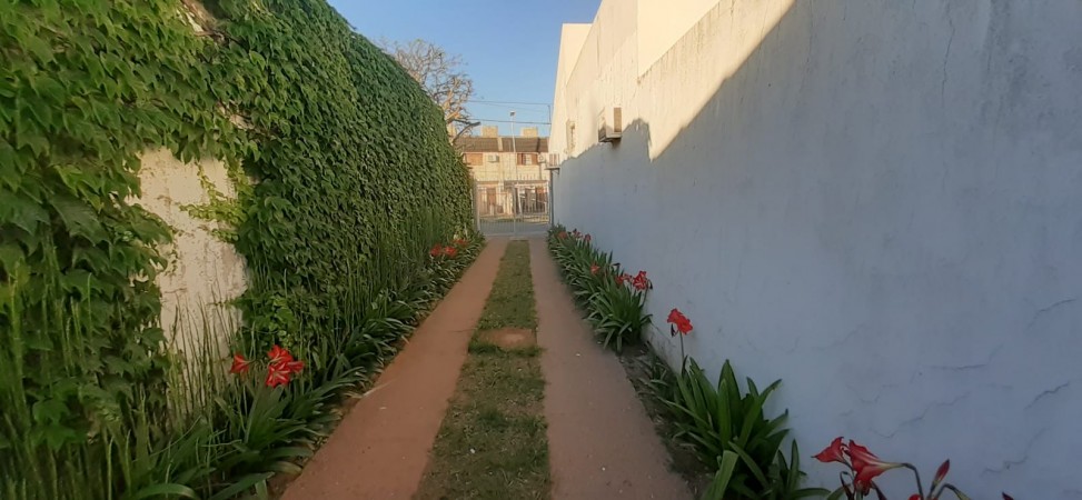 VENDO CASA CON COMPLEJO DE COCHERAS BARRIO MERCANTIL