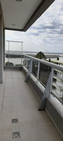 EN VENTA SEMIPISO ZONA PARQUE, DOS DORMITORIOS COCHERA Y BAULERA!