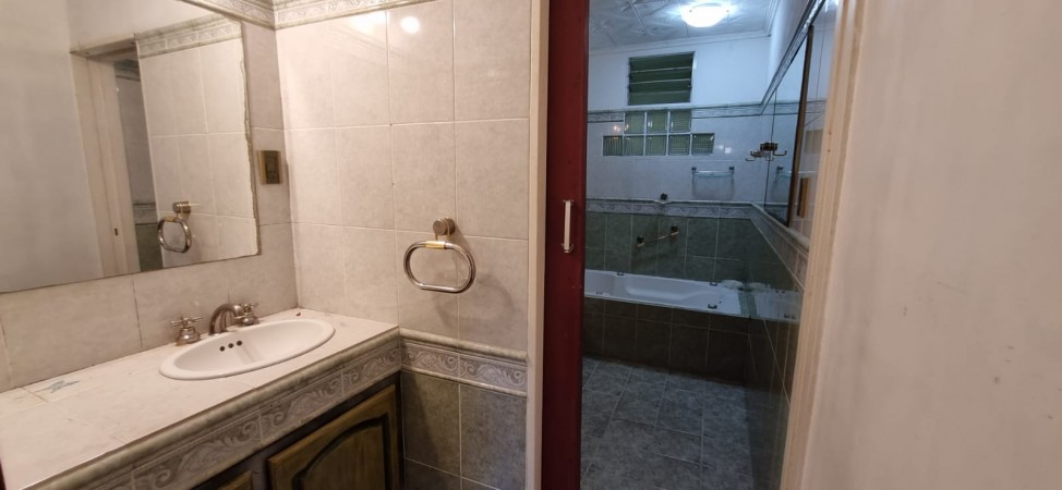 SE VENDE CASA FAMILIAR ZONA AV DE LAS AMERICAS Y A. PALACIOS