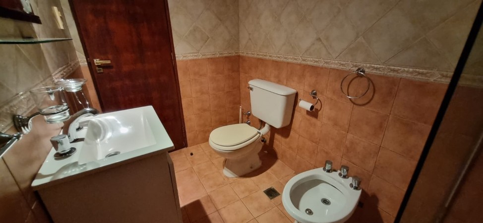 SE VENDE CASA FAMILIAR ZONA AV DE LAS AMERICAS Y A. PALACIOS