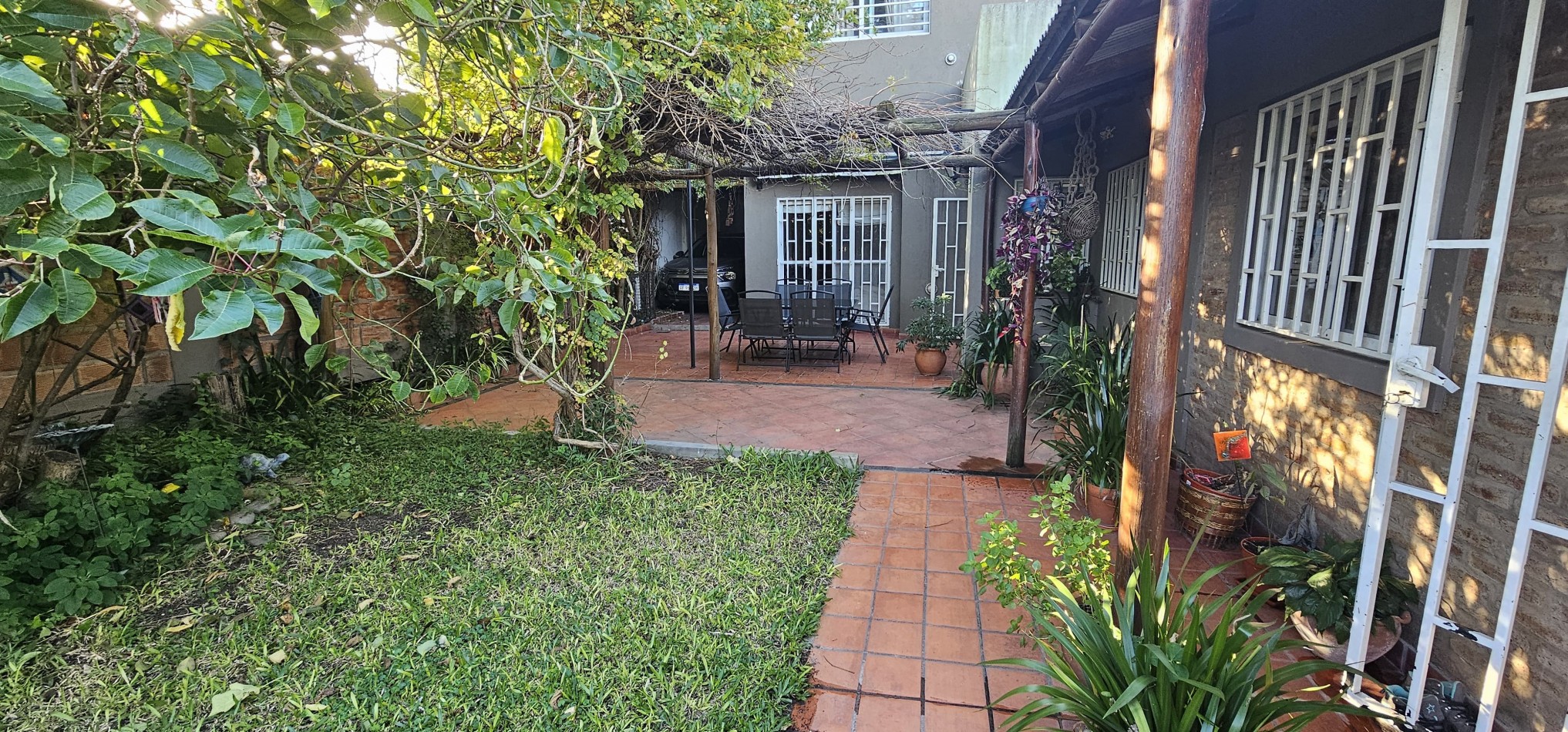 VENDO HERMOSA CASA 4 DORMITORIOS ZONA SANTA TERESITA!