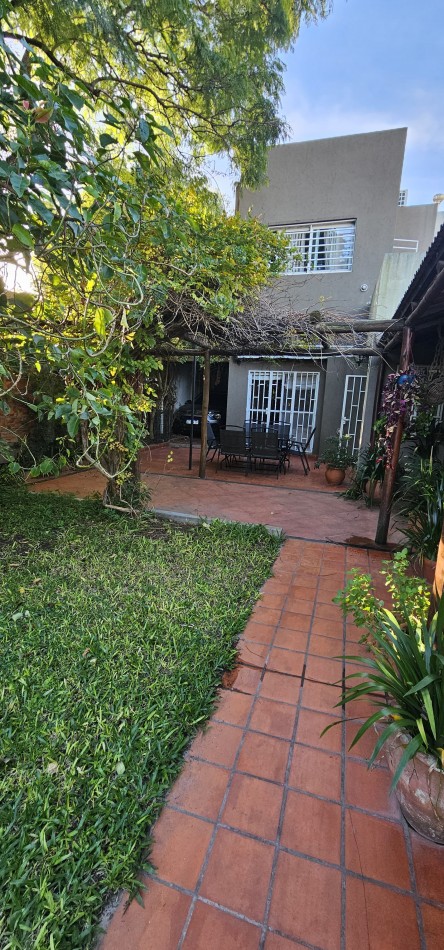 VENDO HERMOSA CASA 4 DORMITORIOS ZONA SANTA TERESITA!