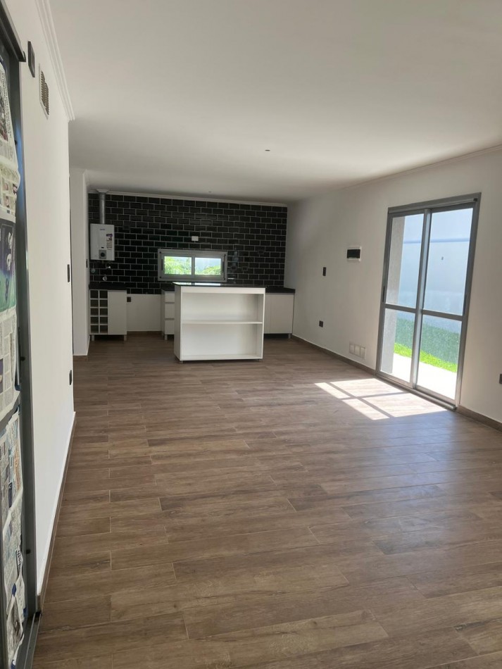 SE VENDE CASA TIPO DUPLEX DE 3 DORMITORIOS ZONA PARACAO