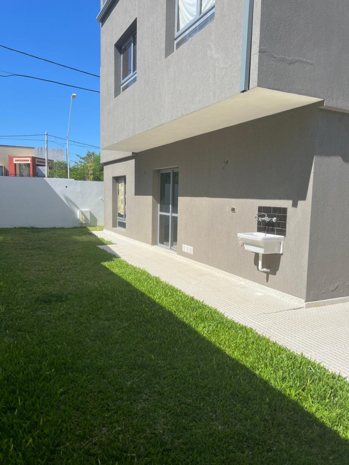 SE VENDE CASA TIPO DUPLEX DE 3 DORMITORIOS ZONA PARACAO