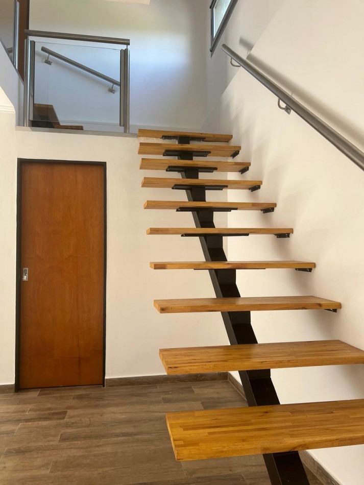 SE VENDE CASA TIPO DUPLEX DE 3 DORMITORIOS ZONA PARACAO