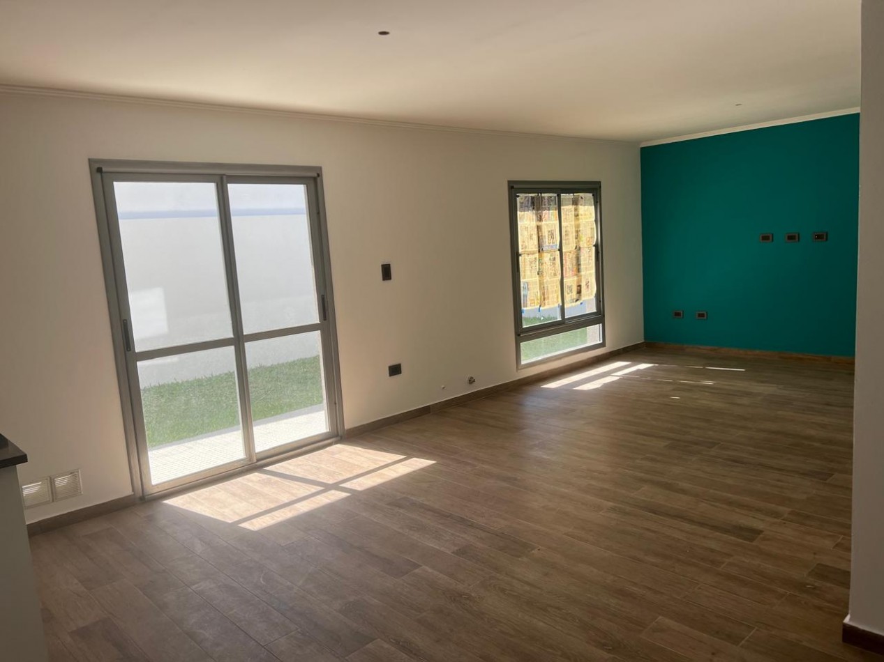 SE VENDE CASA TIPO DUPLEX DE 3 DORMITORIOS ZONA PARACAO