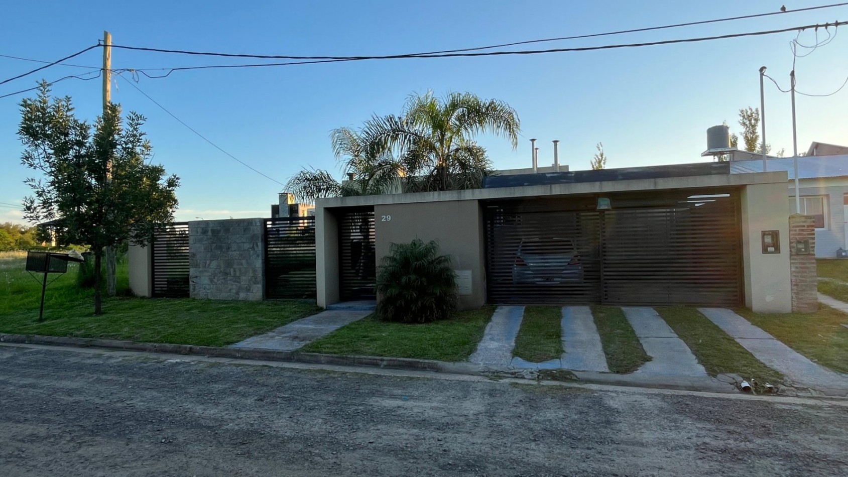 Vendo casa 2 dorm, 2 baños, piscina, quincho, cochera doble, patio verde en Oro Verde!