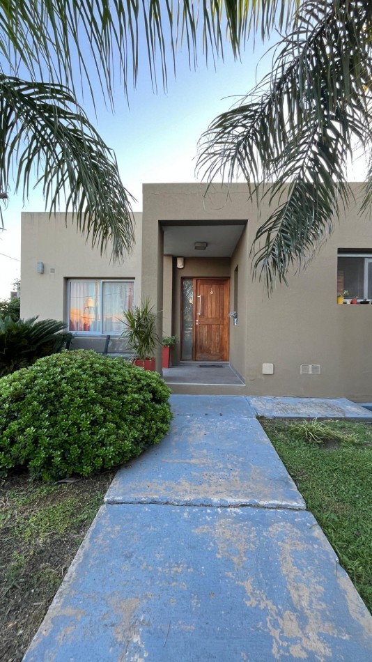 Vendo casa 2 dorm, 2 baños, piscina, quincho, cochera doble, patio verde en Oro Verde!