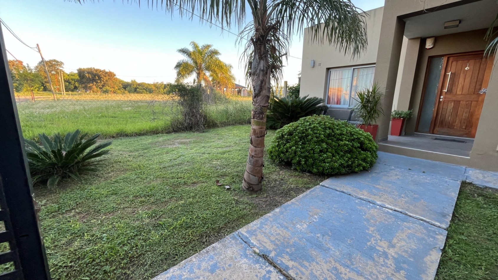 Vendo casa 2 dorm, 2 baños, piscina, quincho, cochera doble, patio verde en Oro Verde!