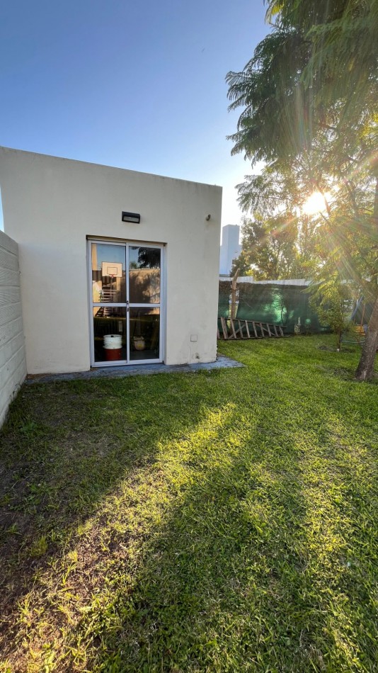 Vendo casa 2 dorm, 2 baños, piscina, quincho, cochera doble, patio verde en Oro Verde!