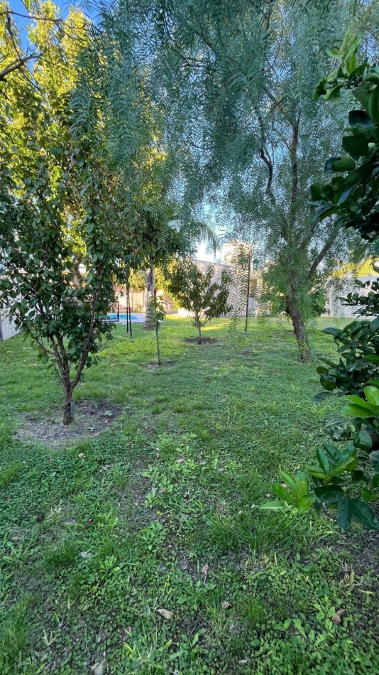 Vendo casa 2 dorm, 2 baños, piscina, quincho, cochera doble, patio verde en Oro Verde!