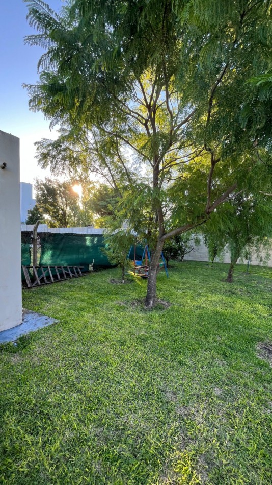 Vendo casa 2 dorm, 2 baños, piscina, quincho, cochera doble, patio verde en Oro Verde!