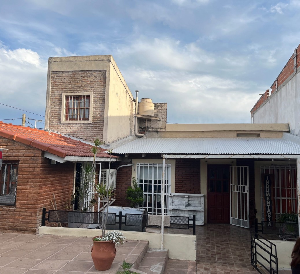 Vendo Casa 3 dorm, doble cochera , Pileta y Quincho Zona Gazzano!