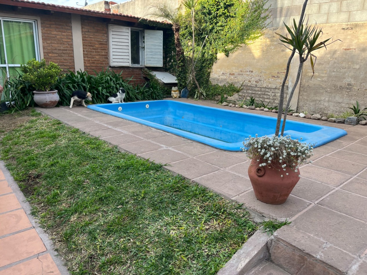 Vendo Casa 3 dorm, doble cochera , Pileta y Quincho Zona Gazzano!