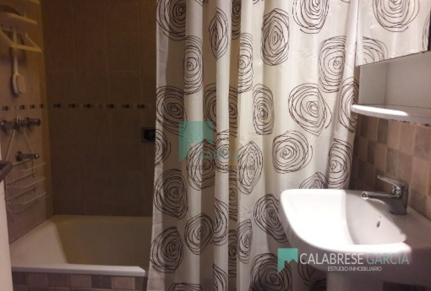 SE VENDE CASA ZONA CENTRO CON COCHERA Y JARDIN VERDE