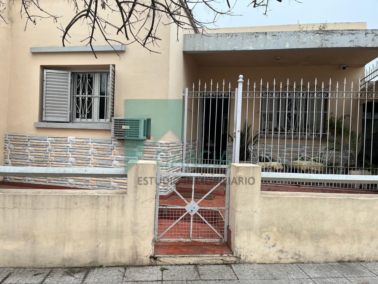 VENDO CASA EN CHACABUCO CASI PERON