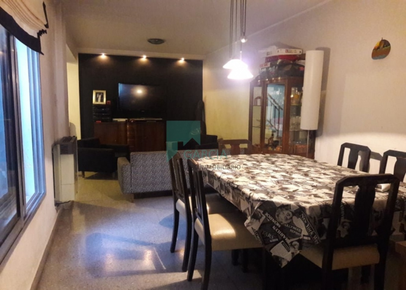 SE VENDE CASA ZONA CENTRO CON COCHERA Y JARDIN VERDE
