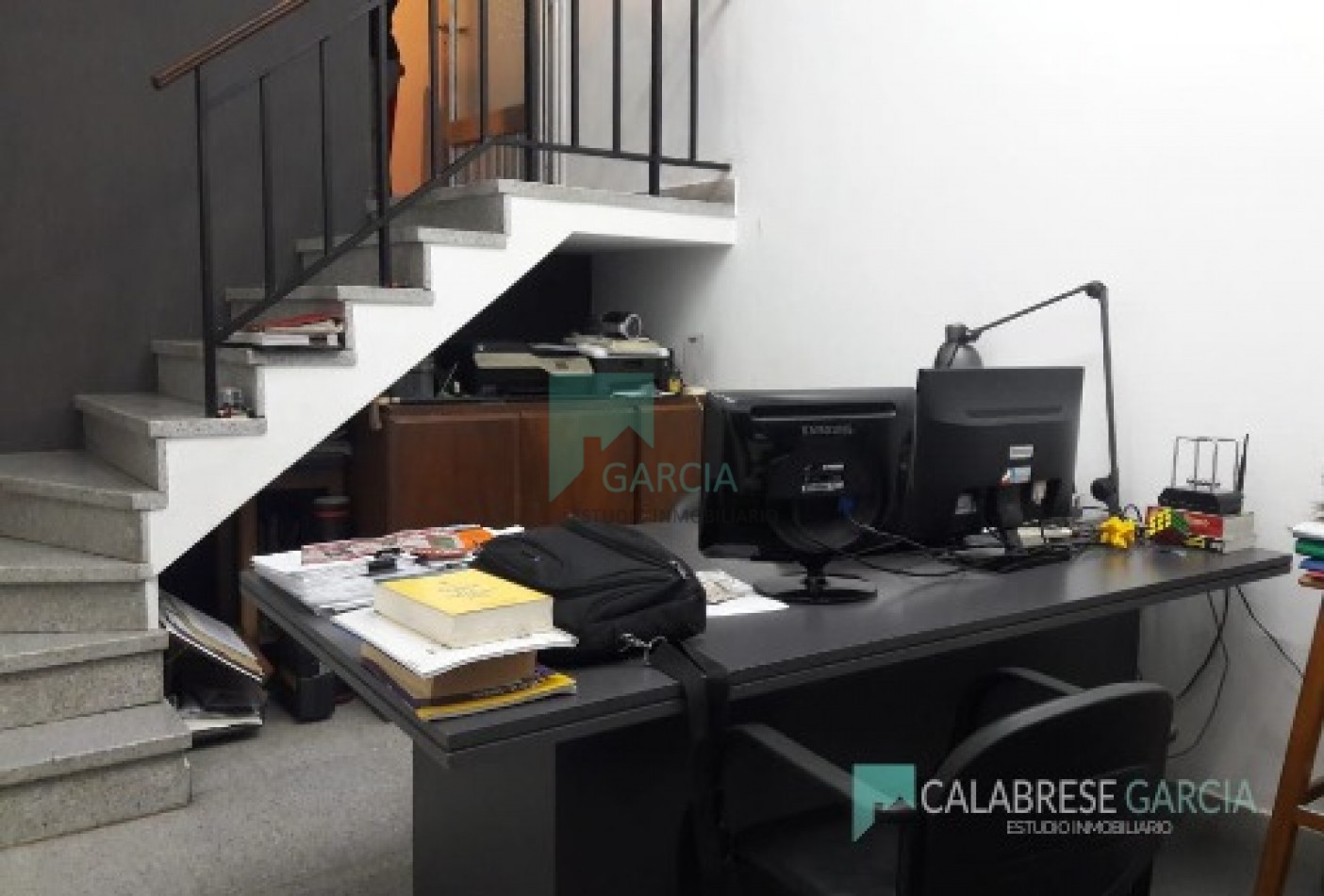 SE VENDE CASA ZONA CENTRO CON COCHERA Y JARDIN VERDE