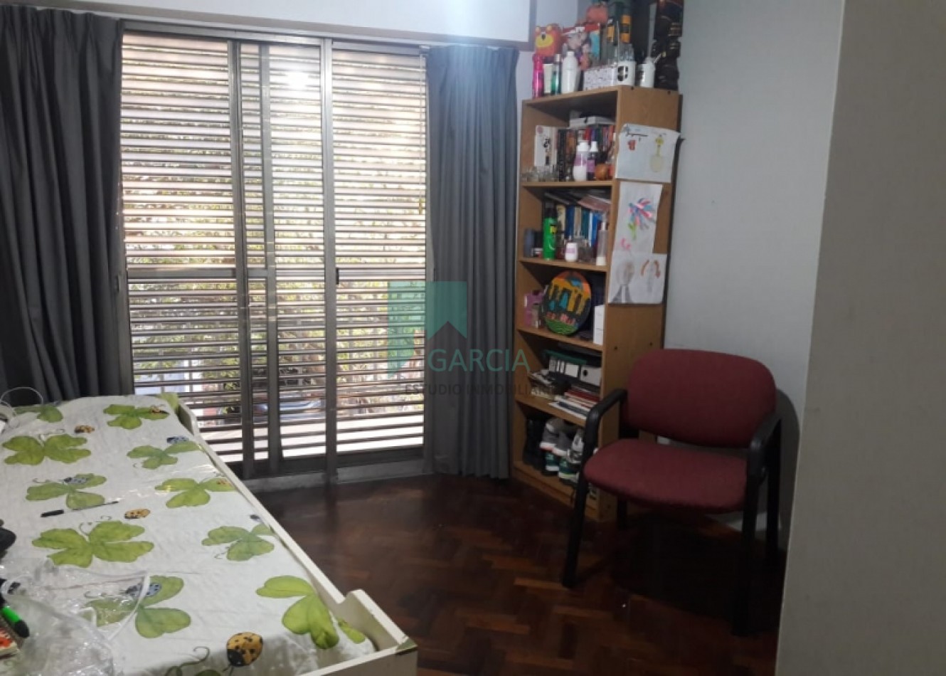 SE VENDE CASA ZONA CENTRO CON COCHERA Y JARDIN VERDE