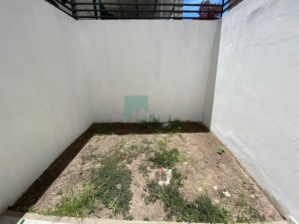 SE VENDE MONOAMBIENTE PLANTA BAJA CON PATIO ZONA CENTRO