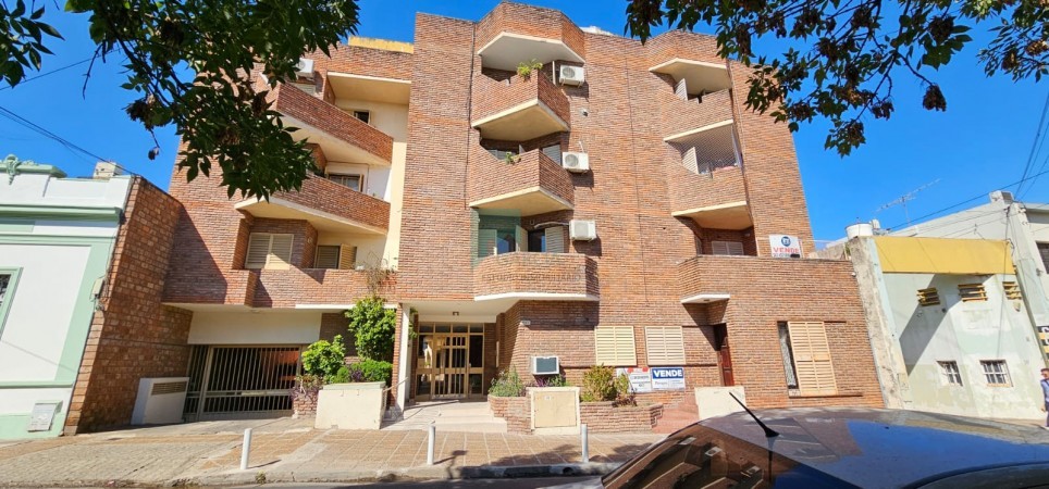 SE VENDE DEPARTAMENTO 3 DORMTORIOS Y COCHERA ZONA CENTRO