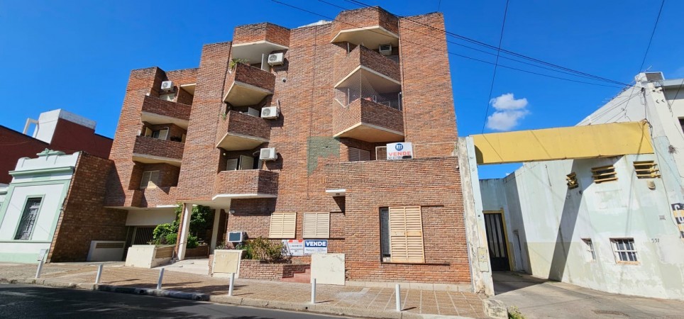 SE VENDE DEPARTAMENTO 3 DORMTORIOS Y COCHERA ZONA CENTRO