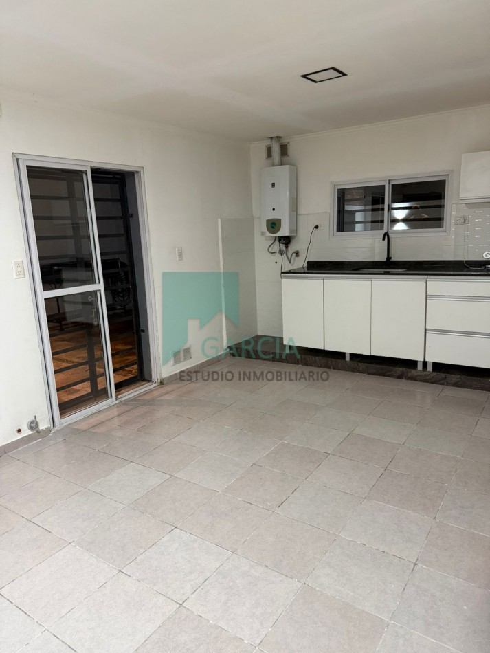 Alquilo casa de 3 dormitorios y piscina zona Crisologo Larralde y Av. Zanni