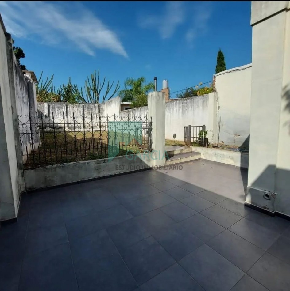 SE VENDE CASA ZONA CENTRO CON COCHERA Y JARDIN VERDE