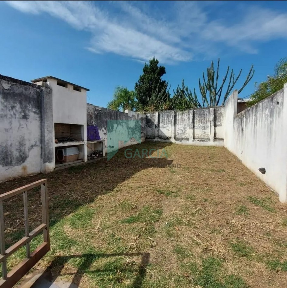 SE VENDE CASA ZONA CENTRO CON COCHERA Y JARDIN VERDE