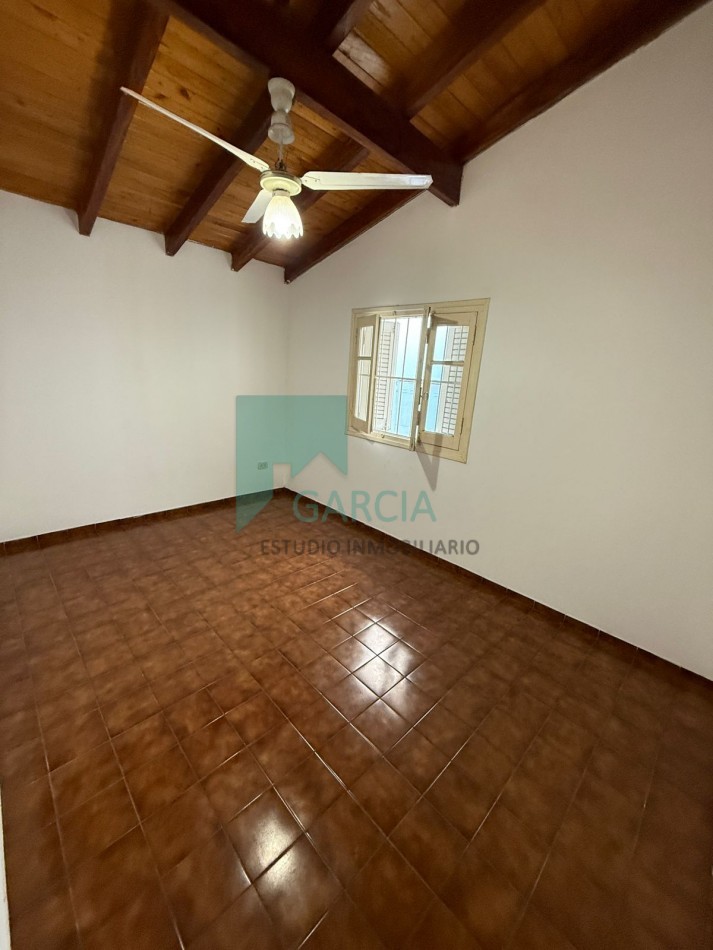 Alquilo casa 3 dorm, cochera, patio verde zona Av. Don Bosco y Randisi!