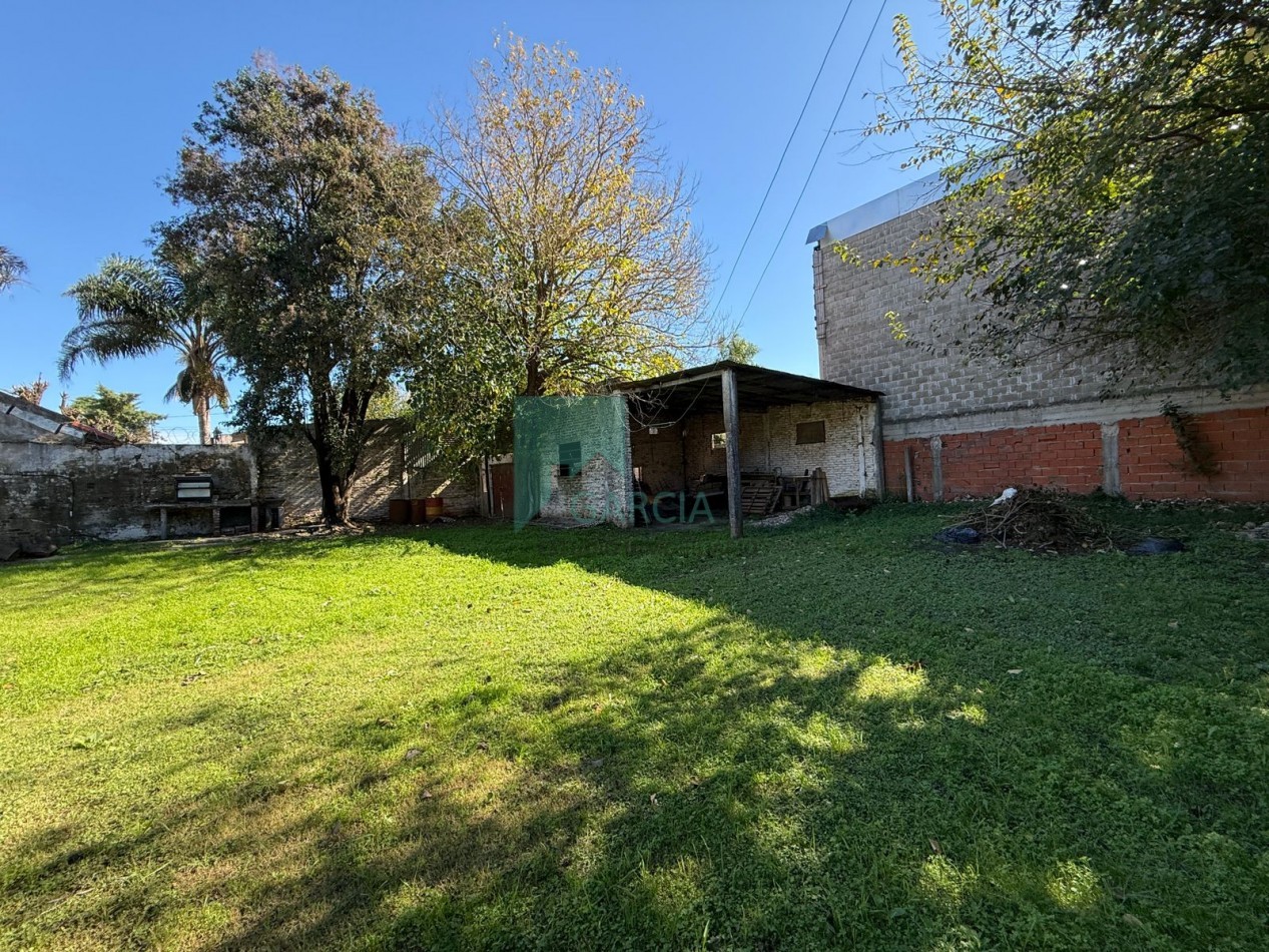 Oportunidad amplio salon comercial en un predio de 1200m2 en Av. Almafuerte y Gdor. Maya!!!