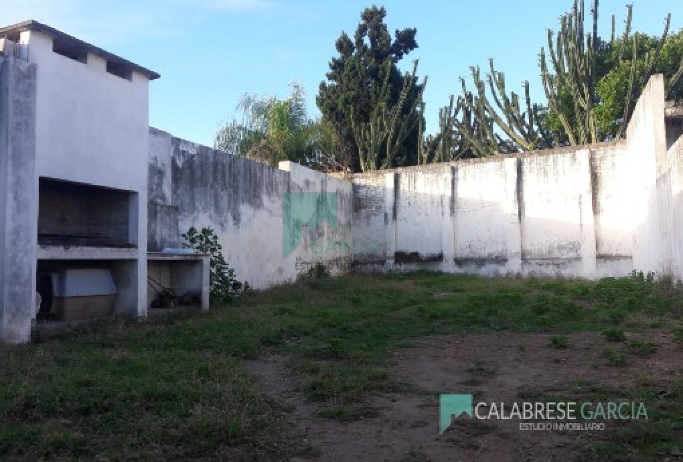 SE VENDE CASA ZONA CENTRO CON COCHERA Y JARDIN VERDE