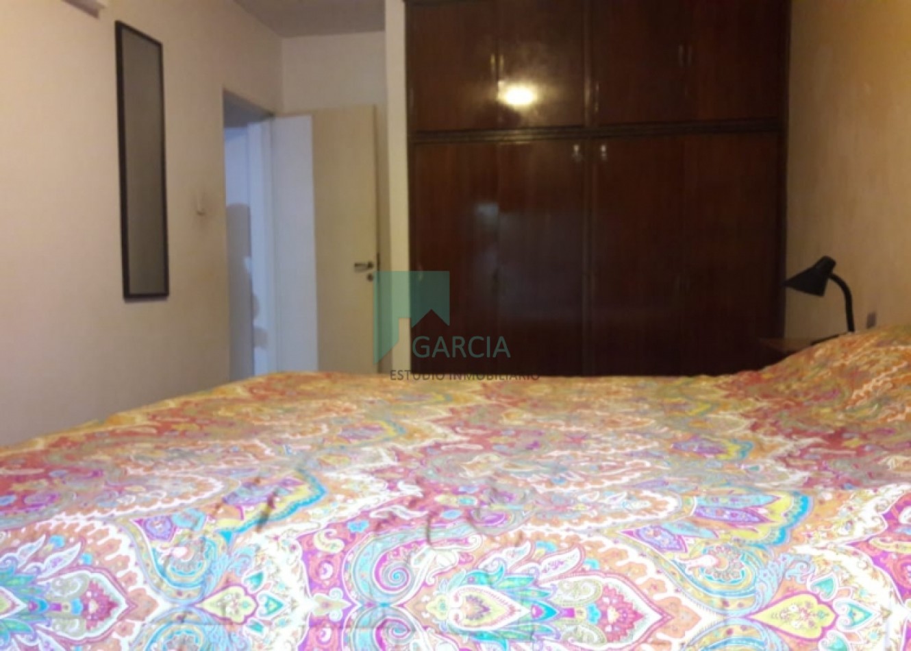 SE VENDE CASA ZONA CENTRO CON COCHERA Y JARDIN VERDE