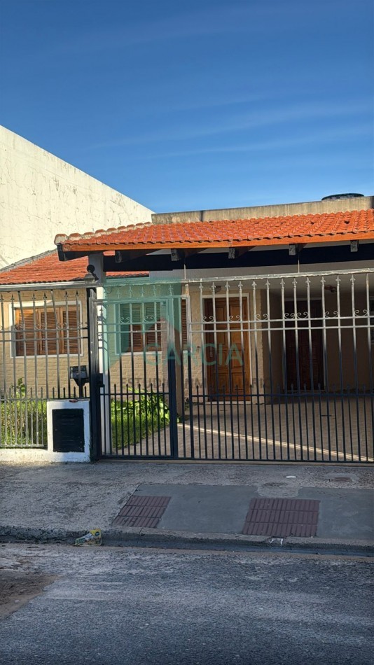 Alquilo casa 3 dorm, cochera, patio verde zona Av. Don Bosco y Randisi!