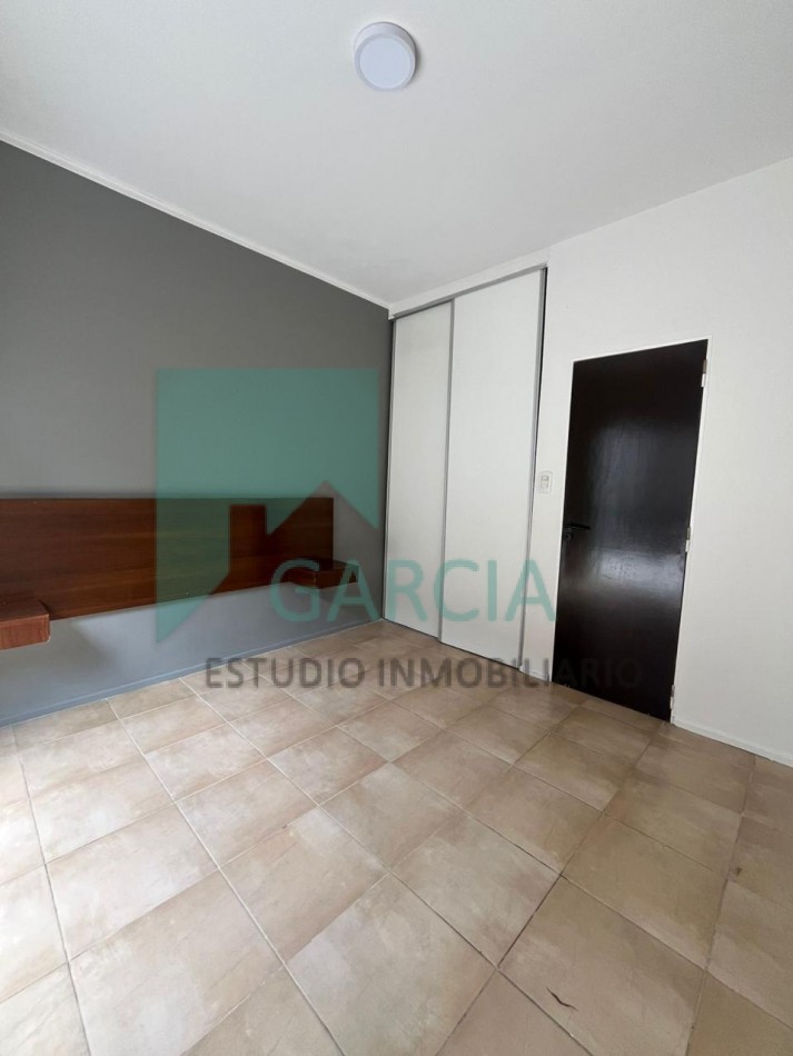 En venta departamento de un dormitorio zona centro , con patio , todos los servicios !