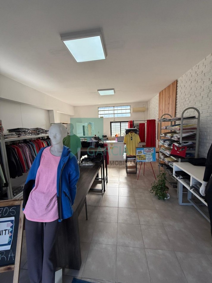 Oportunidad amplio salon comercial en un predio de 1200m2 en Av. Almafuerte y Gdor. Maya!!!