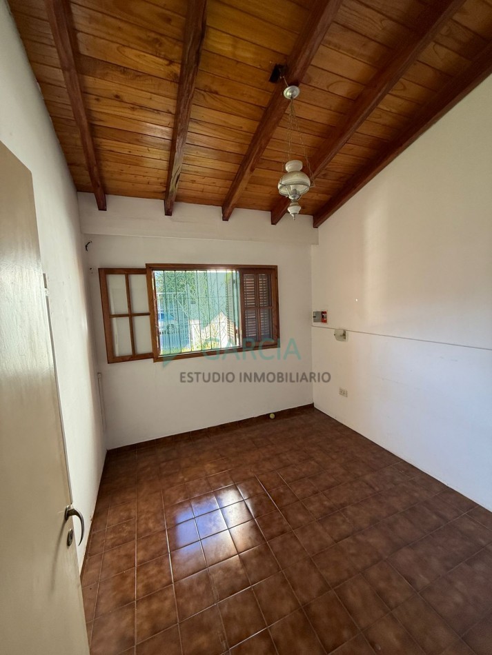Alquilo casa 3 dorm, cochera, patio verde zona Av. Don Bosco y Randisi!